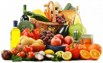 Antientzündliche Lebensmittel: zu sehen sind frisches Obst und Gemüse, Öle, Säfte, Eier und Brot in Körben und schön drapiert
