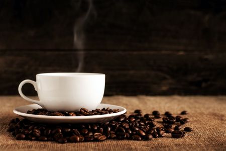 Bitterstoffe in Lebensmitteln: Kaffeetasse mit Kaffeebohnen und Dampf