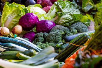 Immunsystem natürlich mit Ballaststoffen stärken: viele verschiedene Gemüsesorten füllen das gesamte Bild aus (Kohl, Zucchini, Brokkoli, Zwiebeln, Salate und Gurke)