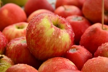 Wichtige Vitalstoffe für die Immunabwehr: Ballaststoffe: zu sehen sind frische, rote Äpfel mit ein paar Wassertropfen auf der Oberfläche