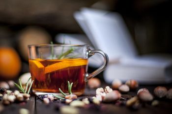 Mehr Ruhe im Alltag: Tee trinken. Zu sehen ist ein Glas Tee mit Zitronenscheiben.