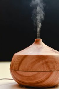 Aromapflege zuhause: Raumdüfte mit ätherischen Ölen. Zu sehen ist ein Aroma-Diffusor, der dampft.