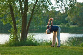 Gehirnleistung stärken mit Yoga im Park