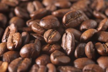 Wichtige Vitalstoffe für die Immunabwehr: Bitterstoffe. Zu sehen sind geröstete Kaffeebohnen