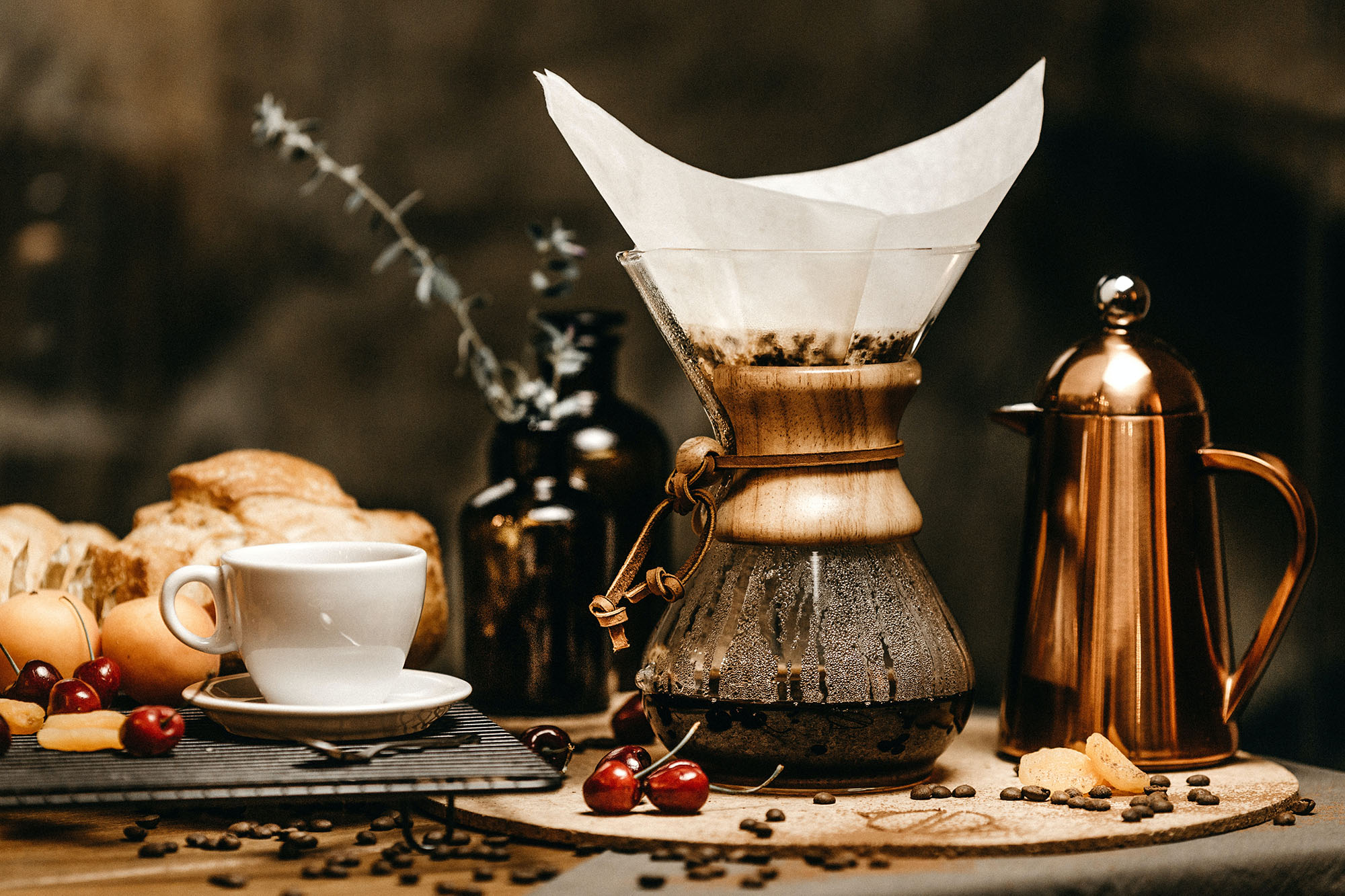 Bitterstoffe in Getränken: Aufwändig drapiertes Kaffeegedeck mit Filterkaraffe aus Glas, Kaffeekanne und Tasse